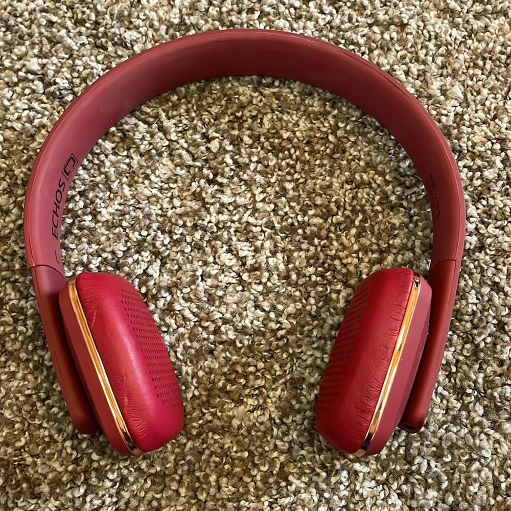 Echos Maroon Bluetooth earphone. Easy to connect to phone!